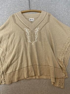 Jamie Gries ONE SIZE • Embroidered Knit Poncho • Tan & White